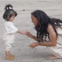 Atiqah Hasiholan bersama anaknya. (Instagram/atiqahhasiholan)