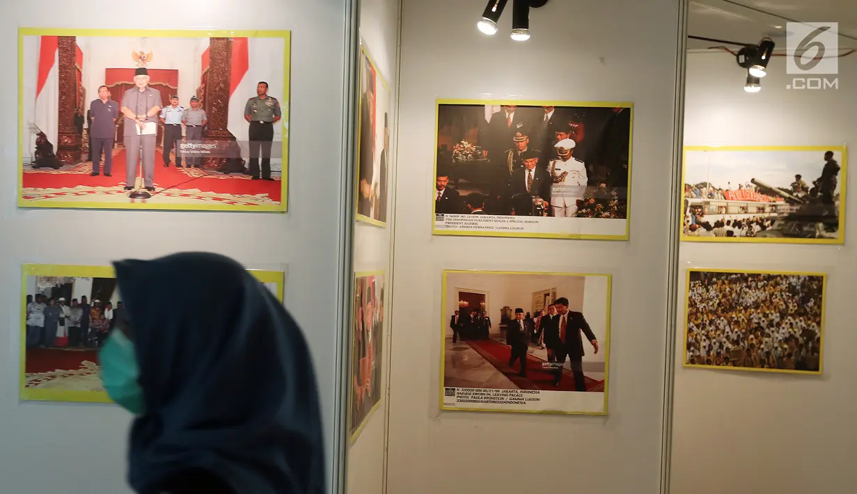 Sejumlah foto peristiwa reformasi 1998 yang dipamerkan pada acara 20 tahun (Belum Tuntasnya) Reformasi di Kampus UI Salemba, Jakarta, Sabtu (19/5). Selain pameran juga digelar talkshow dengan para aktivis 98. (Liputan6.com/Fery Pradolo)