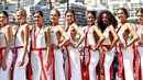 Gadis Grid atau Grid Girls berpose setelah sesi kualifikasi Grand Prix Formula 1 Monaco di sirkuit jalan raya Monaco, (27/5/2017). Liberty Media selaku pemilik F1 akan menghapus keberadaan Grid Girls. (AFP FOTO / Andrej Isakovic)