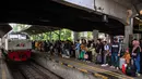 PT Kereta Api Indonesia (KAI) Daop 8 Surabaya mencatat bahwa hari Jumat (28/3/2025) merupakan puncak arus mudik masyarakat yang menggunakan moda transportasi kereta api. (JUNI KRISWANTO/AFP)