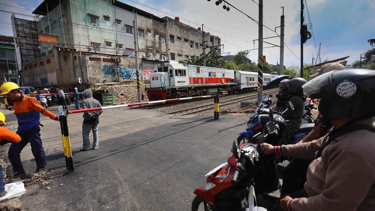 Usai Kecelakaan Kereta, Perlintasan Sebidang Ampera Dipasangi Palang Pintu