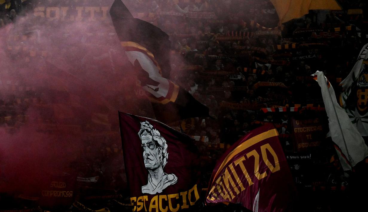Para pendukung AS Roma memberi dukungan kepada timnya saat menghadapi Napoli pada laga pekan ke-17 Liga Italia 2023/2024 di Olympic Stadium, Roma, Minggu (24/12/2023) dini hari WIB. (AFP/Tiziana Fabi)