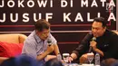 Wapres Jusuf Kalla melihat foto-foto pada acara dialog komunitas Kamis Kerja, Jakarta, Kamis (21/3). Wapres Jusuf Kalla dan kaum muda milenial menghadiri dialog bertemakan Jokowi di Mata Sahabat: Jokowi di Mata Jusuf Kalla. (Liputan6.com/Fery Pradolo)