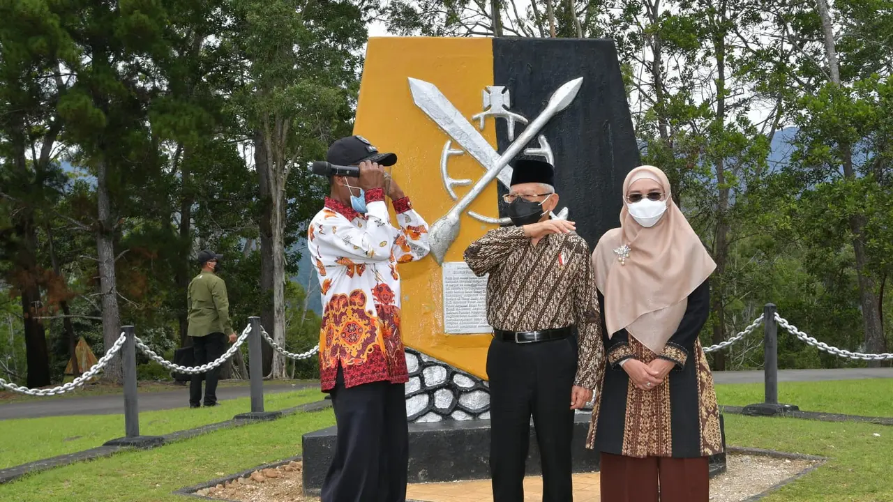 Wakil Presiden Ma'ruf Amin dan istrinya Wury Ma'ruf Amin menyambangi Tugu MacArthur, Papua.