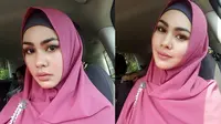 Tepat di tanggal 10 Februari 2018 lalu, Kartika Putri memantapkan hatinya untuk berhijab. Ia pun menghapus foto-foto di akun Instagramnya yang tidak berhijab. Ia pun juga meminta publik untuk melakukan hal yang sama. (Instagram/kartikaputriworld)