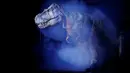 Perusahaan On-Art Corp memperkenalkan robot dinosaurus di aula pertemuan sebuah hotel di Tokyo, Jepang, Kamis (10/11). Robot TRX03 ini didesain mirip seperti aslinya, mulai kontur kulit, gerak jalan hingga amukan hewan purba tersebut. (REUTERS/Toru Hanai)