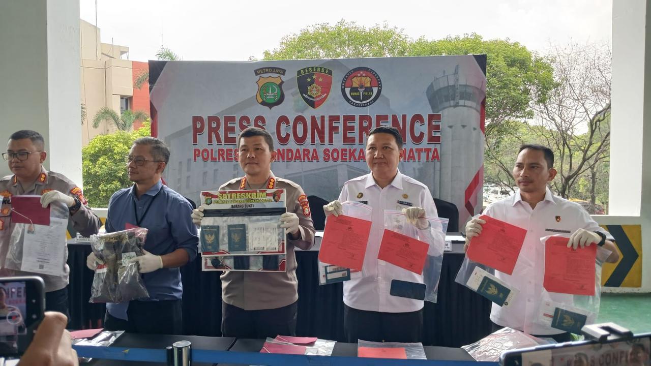 Konferensi pers penggagalan keberangkatan calon pekerja migran Indonesia non-prosedural ke luar negeri melalui Bandara Internasional Soekarno-Hatta (Soetta).