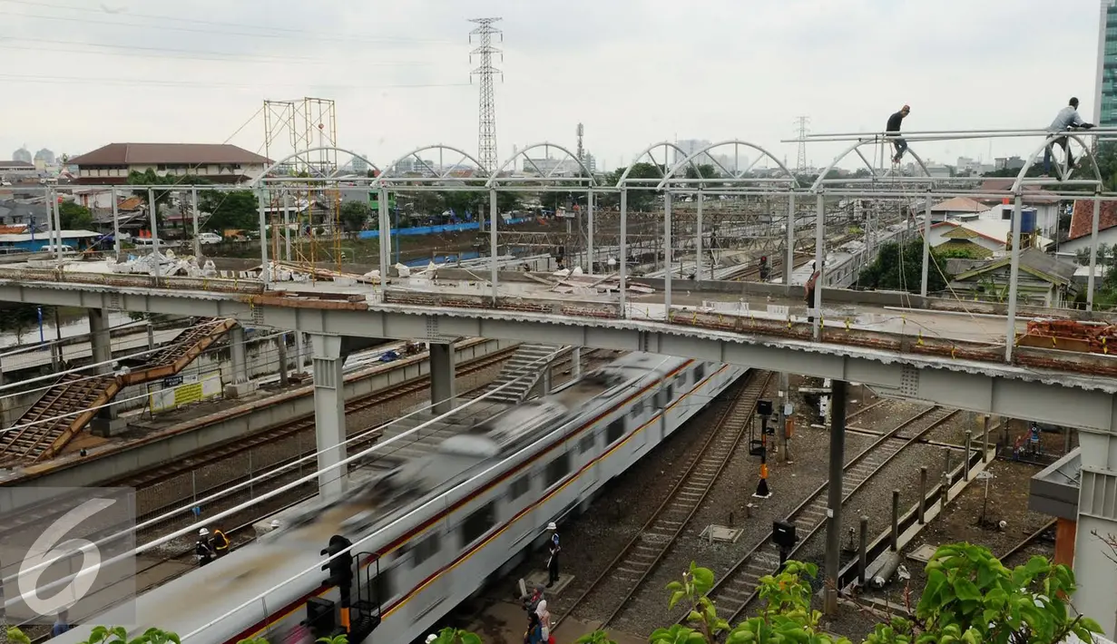 Pembangunan JPO Stasiun Tanah Abang tersebut bertujuan untuk memberikan kenyamanan dan keamanan bagi pengguna jasa kereta api, Jakarta, Jumat (30/9). (Liputan6.com/Gempur M Surya)