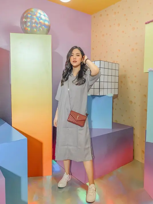 Wanita kelahiran 1997 ini gemar mempercantik OOTD-nya dengan sneakers atau flat shoes. (Liputan6.com/IG/@nabilagardena)