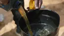 Untuk meningkatkan kualitas dari produk pirolisis, diperlukan sebuah pemilahan sampah yang baik antara sampah plastik dan sampah organik karena kandungan air dari limbah organik akan mempengaruhi hasil proses tersebut. (BASHAR TALEB/AFP)