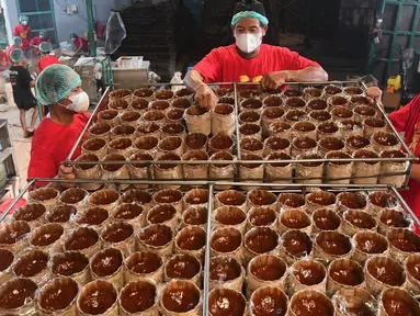 Pekerja menyelesaikan pembuatan kue keranjang di Pabrik Kue Hoki, kawasan Sawangan, Depok, Jawa Barat, Rabu (11/2/2025). Menjelang Perayaan Imlek 2026 atau 2577 Kongzili, kue keranjang atau Nian Gao menjadi salah satu makanan yang banyak diburu. (merdeka.com/Arie Basuki)