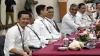 Mantan Juara Dunia Bulu Tangkis, Taufik Hidayat tersenyum saat ikut menghadiri penyerahan berkas nama Bakal Calon Legislatif (Bacaleg) dari Partai Gerindra kepada Ketua Komisi Pemilihan Umum (KPU) Republik Indonesia, Hasyim Asy'ari di Gedung KPU RI, Jakarta, Sabtu (13/5/2023). (Liputan6.com/Helmi Fithriansyah)