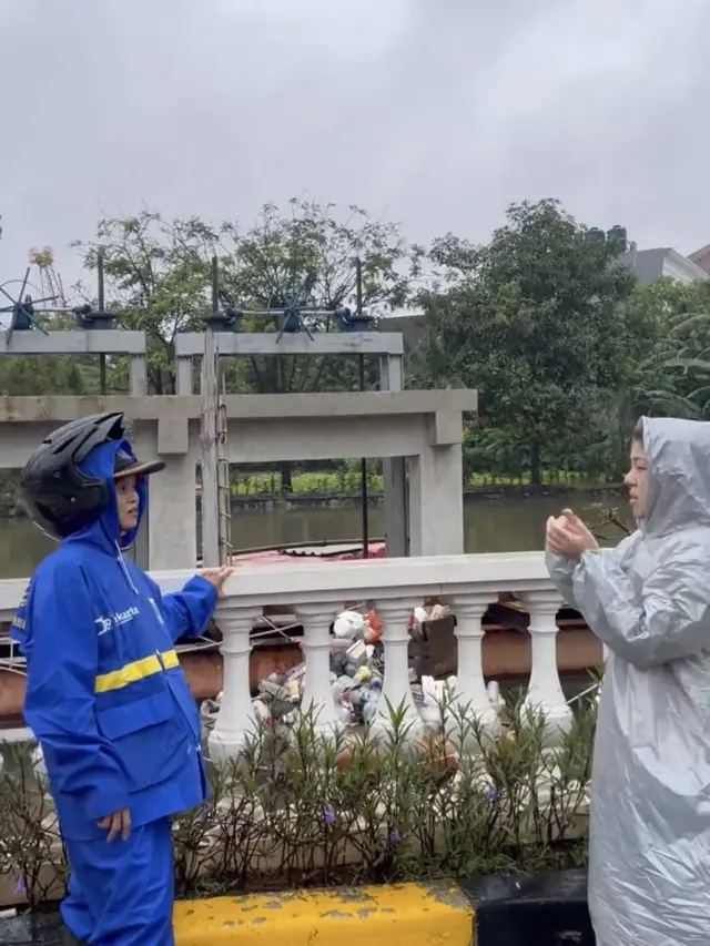 Pakai Mantel Kresek, Ini 7 Momen Tina Toon Tinjau Lokasi Banjir yang Tuai Banyak Pujian