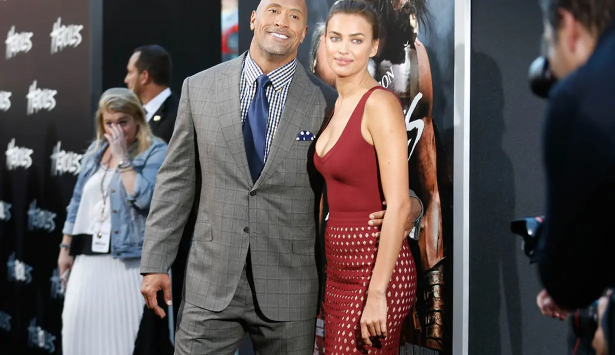 Irina Shayk & Dwayne Johnson berpose saat  menghadiri premiere film Hercules di Hollywood, California, (23/7/14) (REUTERS / Danny Moloshok)