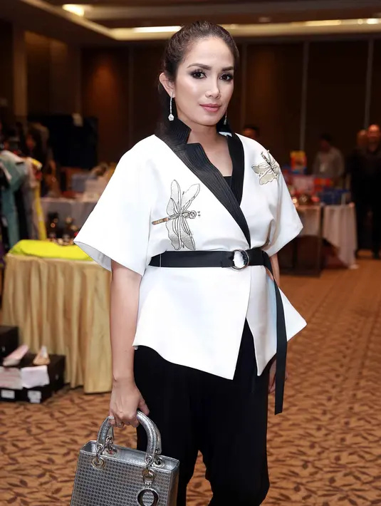 Meski telah memiliki tiga anak perempuan, Ussy Sulistyawati berharap anaknya nanti perempuan. Lantas apa alasan Ussy pingin kembali miliki anak perempuan. (Deki Prayoga/Bintang.com)