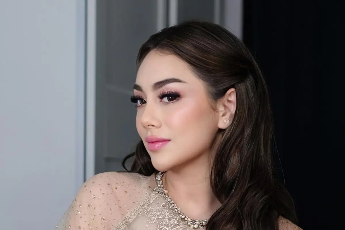 Celine Evangelista dengan makeup flawless (Instagram/celine_evangelista)