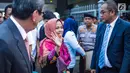Siti Aisyah didampingi Menteri Hukum dan HAM Yasonna Laoly tiba di Bandara Halim Perdanakusuma, Jakarta, Senin (11/3). Siti Aisyah dibebaskan oleh Pengadilan Tinggi Shah Alam terkait kasus dugaan pembunuhan Kim Jong-Nam. (Liputan6.com/Faizal Fanani)