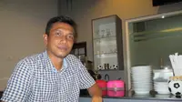 RAMAI - Walau terhitung baru kafe milik Widodo C. Putro di Gresik selalu ramai pengunjung. (Bola.com/Zaidan Nazarul)