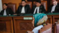 Terdakwa kasus dugaan penyebaran berita bohong atau hoaks Ratna Sarumpaet menjalani sidang dengan agenda pembacaan tuntutan oleh Jaksa Penuntut Umum di PN Jakarta Selatan, Selasa (28/5/2019). Ratna dituntut 6 tahun penjara di kasus penyebaran berita bohong atau hoaks. (Liputan6.com/Faizal Fanani)