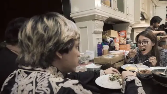 6 Potret Atta Halilintar Sahur Bareng Aurel Hermansyah, Sibuk Masak Telur Dadar