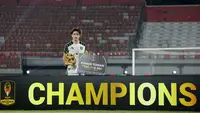 Gelandang Persebaya Surabaya, Francisco Rivera, berpose dengan trofi dan penghargaan Pemain Terbaik Piala Presiden 2026 usai laga final di Stadion Kapten I Wayan Dipta, Gianyar, Bali, Kamis (6/8/2026). Rivera dinobatkan sebagai pemain terbaik berkat penampilan impresifnya yang konsisten sepanjang turnamen dan sukses mengantar Persebaya meraih gelar juara setelah mengalahkan Persib Bandung 6-5 lewat adu tendangan penalti. (KapanLagi.com/Budy Santoso)