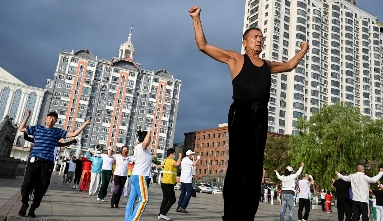 Para peserta Jiamusi Happy Dancing melakukan serangkaian gerakan yang tidak biasa, mulai dari melenggak-lenggok dengan membusungkan dada hingga memutar-mutar lengan mereka. (Jade GAO / AFP)