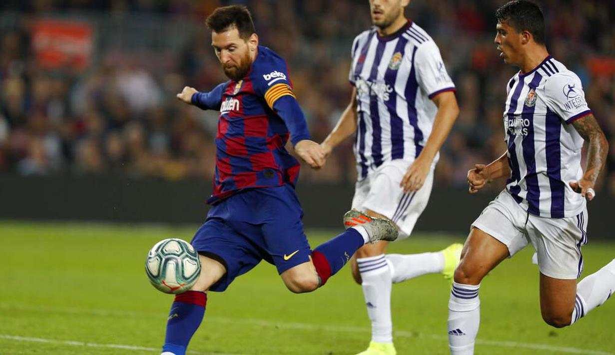 Striker Barcelona, Lionel Messi, melepaskan tendangan ke gawang Real Valladolid pada laga La Liga 2019 di Stadion Camp Nou, Selasa (29/10). Barcelona menang 5-1 atas Real Valladolid. (AP/Joan Monfort)