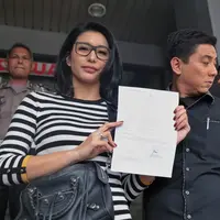 Tyas Mirasih di Polda (Adrian Putra/bintang.com)
