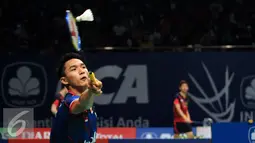 Jonatan Christie berusaha mengembalikan bola saat melawan pebulutangkis Denmark, Jan O Jorgensen di perempat final BCA Indonesia Open 2016, Jakarta, Jumat (3/6/2016). Jonatan kalah 21-14, 19-21, 14-21. (Liputan6.com/Helmi Fithriansyah)