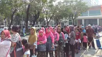 Antrean masyarakat yang menunggu jatah laksa gratis (Liputan6.com/Achmad Sudarno)