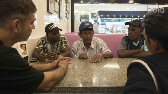 Legenda sepeda Indonesia, Sutiyono (tengah), menceritakan kisahnya kepada Alexander Pulalo (kiri), Abdul Rojak (kanan), Pascal Wilmar dan Bayu Eko Moektito di salah satu restoran di Palembang, Jumat (3/8/2018). (Bola.com/Reza Bachtiar)