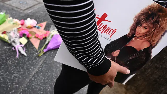 Walk of Fame Tina Turner Bertabur Bunga