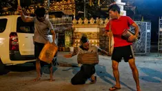 Warga memukul kaleng dan berbagai benda untuk membuat keributan memprotes kudeta militer di Yangon, Myanmar, 2 Februari 202. Berbagai kelompok aktivis mengeluarkan pesan di media sosial yang mendesak pembangkangan sipil. (STR/AFP)