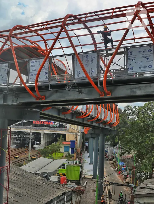 Pekerja menyelesaikan pembangunan jembatan penyeberangan orang (JPO) atau "Skywalk" di kawasan Kebayoran Lama, Jakarta, Sabtu (19/11/2022). Pemprov DKI Jakarta melalui Dinas Bina Marga DKI Jakarta membangun skywalk sepanjang 500 meter dengan desain dan cahaya artistik serta dilengkapi fasilitas lift juga eskalator. (Liputan6.com/Angga Yuniar)