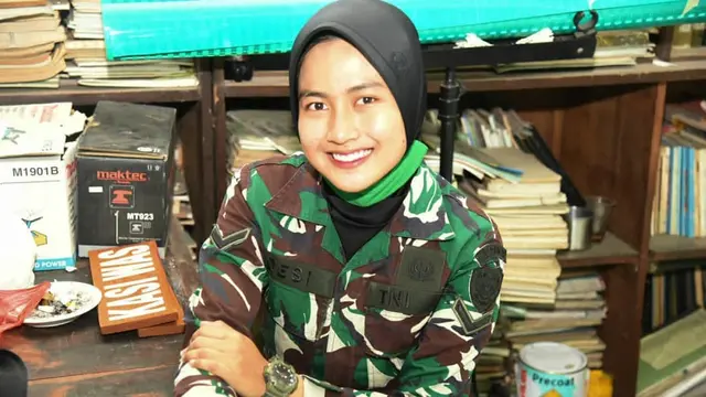 Potret Terbaru Desi Setiasari Anak Tukang Ojek jadi Kowad TNI. (Sumber: Instagram/desistsr)