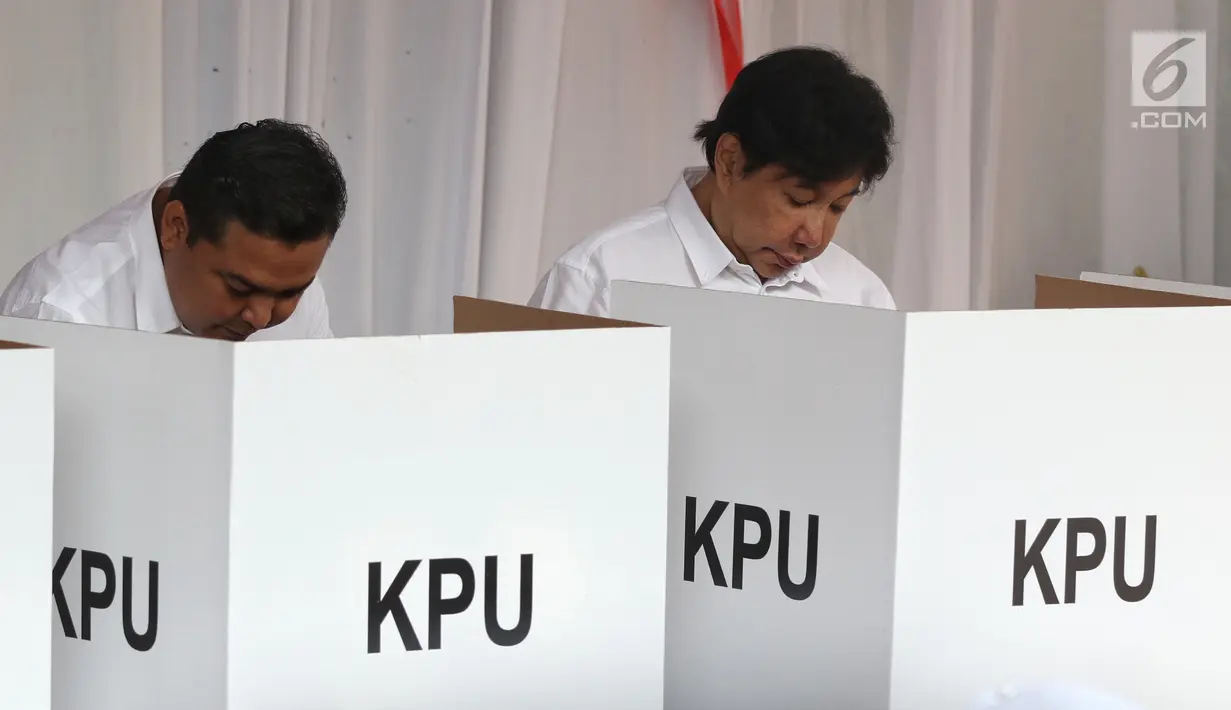 Putra dari presiden pertama Soekarno, Guruh Soekarnoputra melakukan pencoblosan kertas suara di bilik suara TPS 002 Selong, Kebayoran Baru, Jakarta Selatan, Rabu (17/4). Guruh menggunakan hak pilihnya dalam Pemilu 2019 di TPS yang sama dengan Cawapres 02 Sandiaga Uno. (Liputan6.com/Johan Tallo)