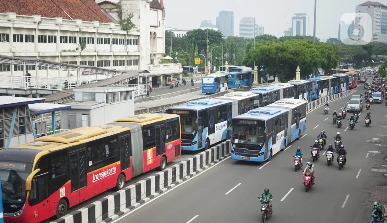 Bus Transjakarta antre saat melintasi Shelter Harmoni, Jakarta, Kamis (5/11/2020). PT Transportasi Jakarta (Transjakarta) menargetkan di tahun 2030 seluruh armada merupakan bus listrik. Diharapkan total bus listrik mencapai 12.120 unit diakhir tahun 2030. (Liputan6.com/Immanuel Antonius)
