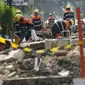 Pekerja membongkar trotoar lama di Jalan Cikini Raya, Taman Ismail Marzuki (TIM), Jakarta, Selasa (18/6/2019). Trotoar dari depan TIM hingga Jalan Diponegoro dilebarkan dari ukuran sebelumnya. (merdeka.com/Imam Buhori)