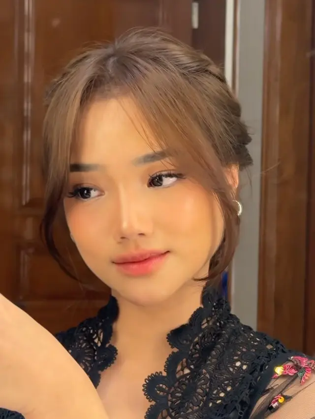 Gaya Fuji An saat Buka Puasa Bareng Verrell Bramasta. [@fuji_an]