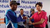 Sosialisasi aplikasi Laut Nusantara oleh XL Axiata di Kampung Mandar, Banyuwangi, Jawa Timur, Kamis (4/4/2019). (Liputan6.com/ Agustin Setyo W).