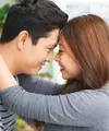 Foto di beranda rumah dengan pose saling berhadapan seperti ini juga manis, lho. Bisa pilih waktu sore hari untuk mendapat pencahayaan alami yang pas./Copyright shutterstock.com/g/Makistock