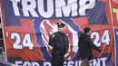 Meskipun polisi mengatakan bahwa tidak ada ancaman terhadap kota, persiapan ini dilakukan menyusul seruan Trump kepada para pendukungnya bulan lalu, yang mendesak mereka untuk "memprotes" dan "merebut kembali negara kita" jika Trump ditangkap. (Scott Olson/Getty Images/AFP )