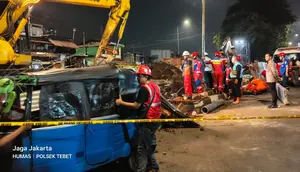 Evakuasi Dramatis Bocah Terjebak di Lubang Proyek Tebet
