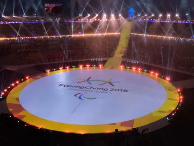 Suasana stadion selama upacara pembukaan Olimpiade Musim Semi XII Paralimpiade di Stadion Olimpiade Pyeongchang, di Pyeongchang, Korea Selatan, (9/3). (Thomas Lovelock / OIS / IOC via AP)