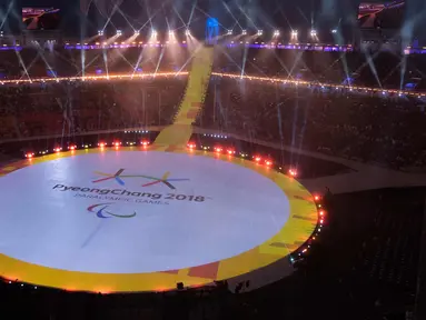 Suasana stadion selama upacara pembukaan Olimpiade Musim Semi XII Paralimpiade di Stadion Olimpiade Pyeongchang, di Pyeongchang, Korea Selatan, (9/3). (Thomas Lovelock / OIS / IOC via AP)