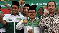 Muhaimin Iskandar (tengah) dan Marwan Jafar (kanan) saat menghadiri pelantikan Dewan Pimpinan Nasional Gerakan Mahasiswa Satu Bangsa (Gemasaba) di Kantor DPP PKB, Jakarta, Jumat (8/5/2015). (Liputan6.com/Johan Tallo)