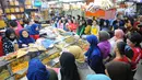 Sejumlah pembeli mengantre saat membeli kue kering di Pasar Jatinegara, Jakarta, Senin (27/5/2019). Jelang Idul Fitri 2019, banyak warga berburu makanan ringan seperti kue kering untuk jamuan di hari raya. (Liputan6.com/Angga Yuniar)