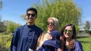 Lebaran di Amerika, Tasya, suami, dan kedua anaknya tampil serasi dengan busana warna navy. Ibu mertua mengenakan terusan coklat yang serasi dengan kerudungnya. [@randibachtiar]