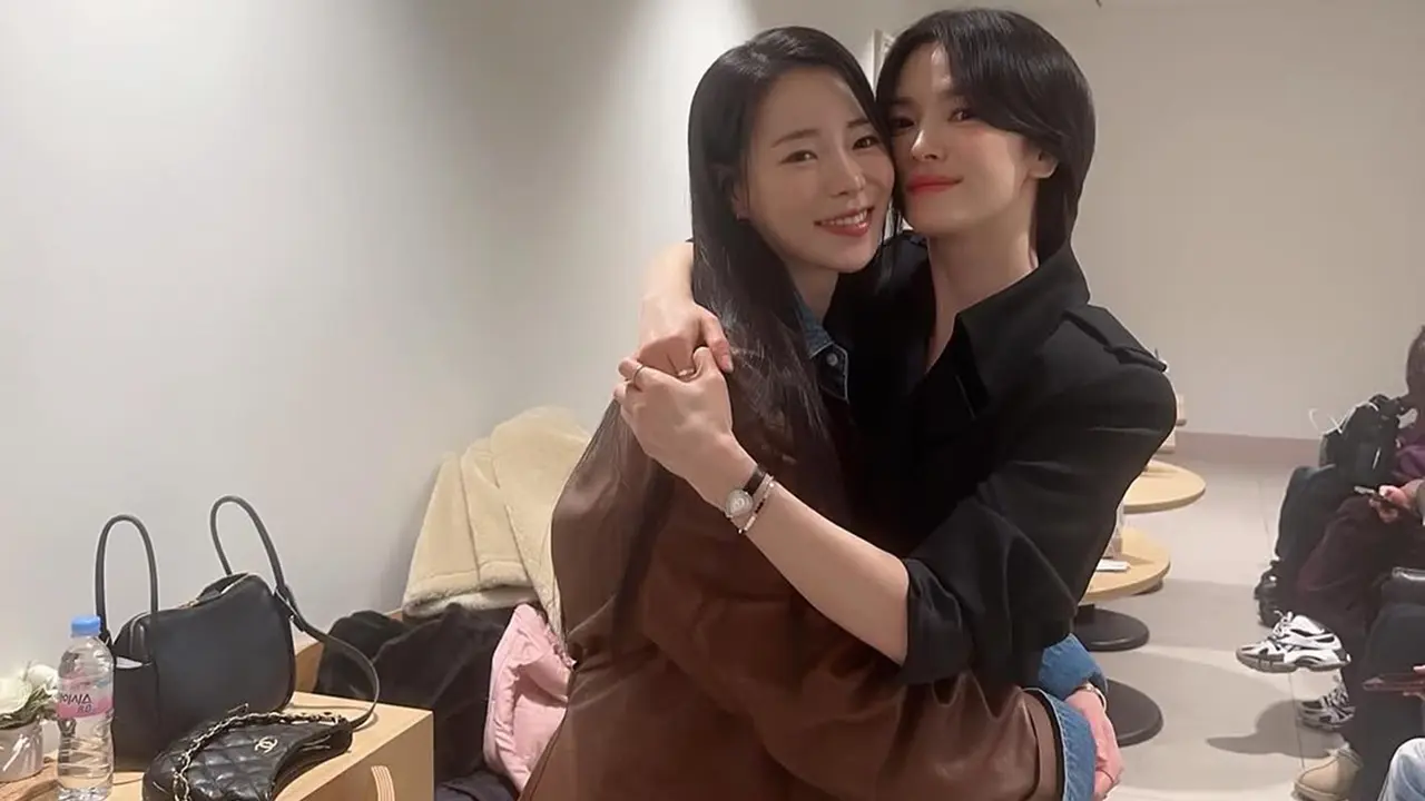 Potret Lim Ji Yeon Beri Dukungan Song Hye Kyo di VIP Premiere Film Dark Nuns