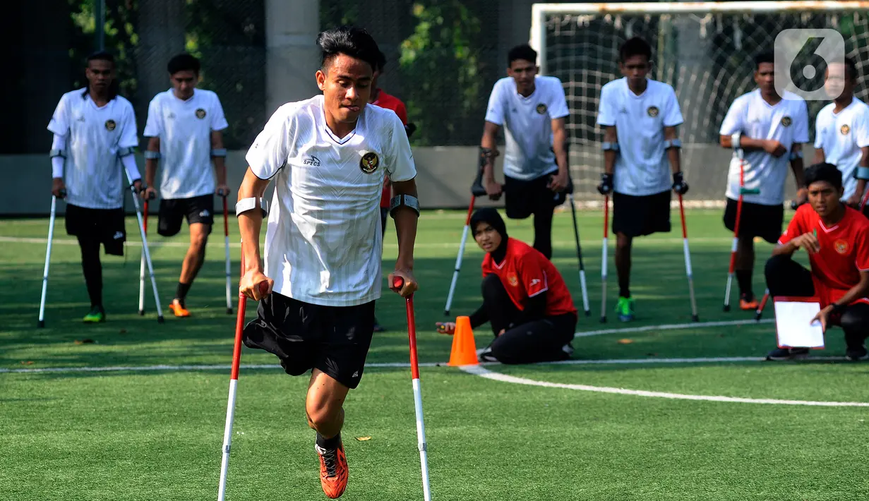 Pemain Timnas Amputasi Indonesia mengikuti latihan fisik jelang Piala Dunia Amputasi 2022 di Sports Club Serena Mansion, Jakarta Selatan, Selasa (5/7/2022). Mereka akan berlaga di Piala Dunia Sepak Bola Amputasi atau World Amputee Football Federation (WAFF) World Cup 2022 di Turki pada Oktober 2022. (merdeka.com/Arie Basuki)